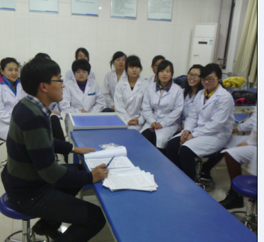 李雅琼老师课下和学生谈心